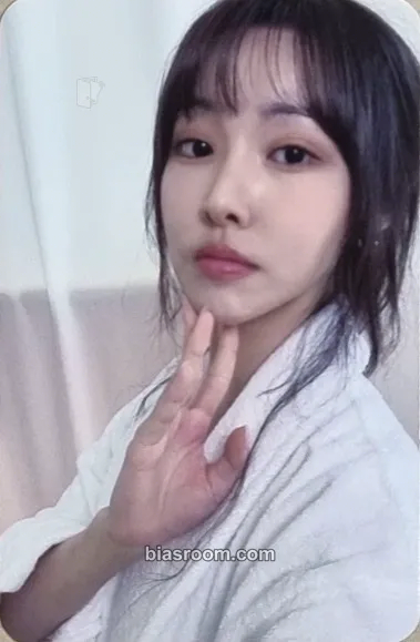 Yuju Yuju 2024 Season's Greetings - Fragrance of 2024 from Yuju Photocard - Yuju K-pop photocard