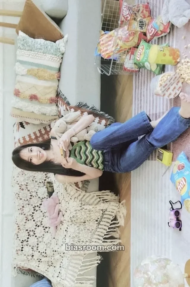 Weeekly - Soojin - Play Game : Holiday Album album inclusion postcard horizontal