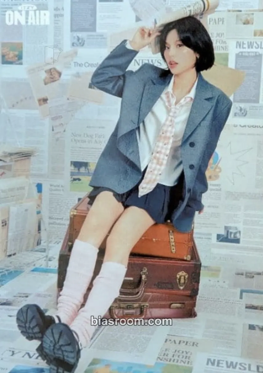 Yeji The 4th Fan Meeting ITZY, MIDZY, Let's Fly! "On Air" Photocard - ITZY - ITZY K-pop photocard