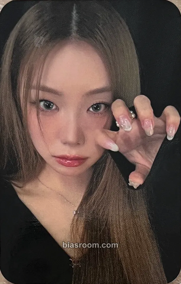 Suhyeon 1st World Tour 'Our Flowerld (Belllie've You)' Photocard - Billlie - Billlie K-pop photocard