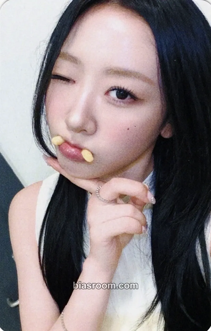 Yves Nail Photocard - Yves - Yves K-pop photocard