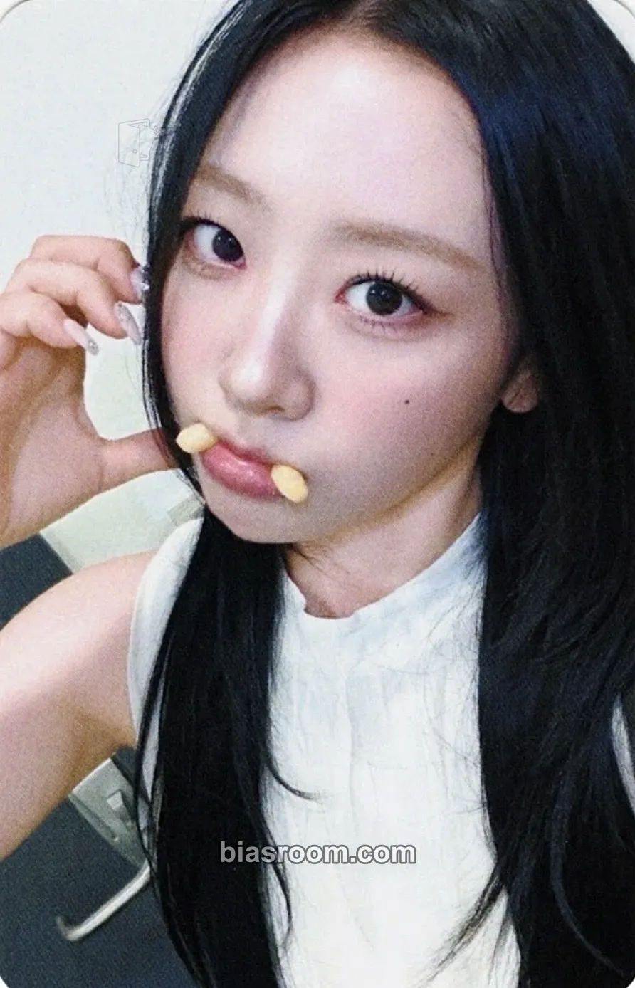 Yves Nail Photocard - Yves - Yves K-pop photocard