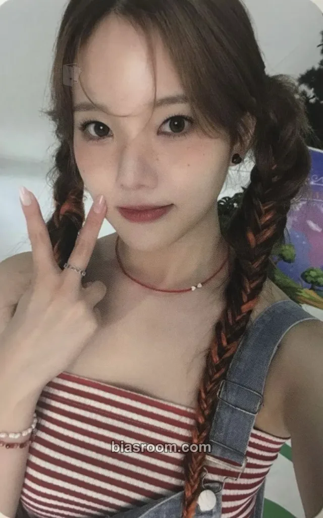 Weeekly - Soojin - 2025 Season's Greetings: Weeekly Fantasy Other photocard set season's greetings