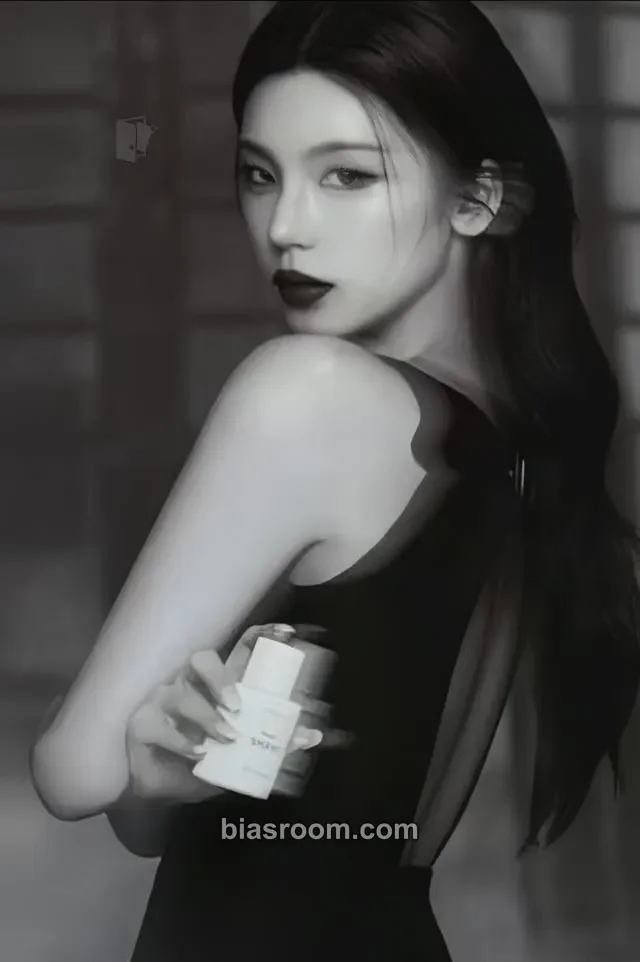 ITZY - Yeji - ITZY X MAI OHW MAI Other brand collaboration postcard purchase benefit mai ohw mai