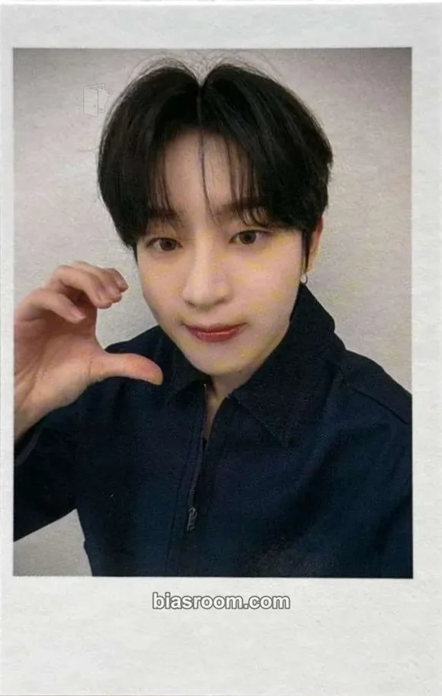 idntt - Han YeJoon - yesweare Album polaroid video call (fancall) jump up round 17