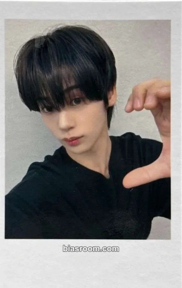 idntt - Hwang EunSoo - yesweare Album polaroid video call (fancall) jump up round 17