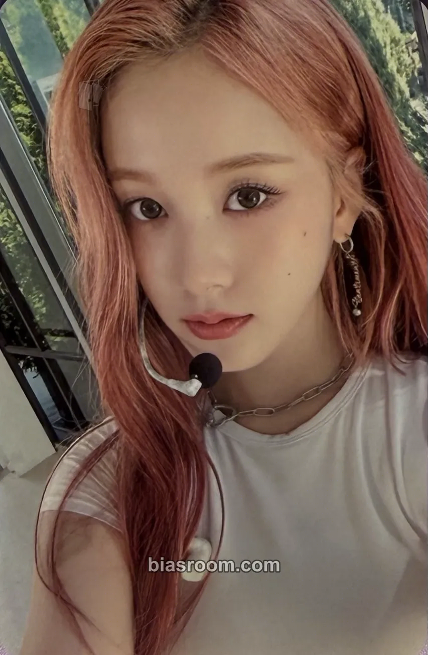 J Metamorphic Photocard - STAYC - STAYC K-pop photocard