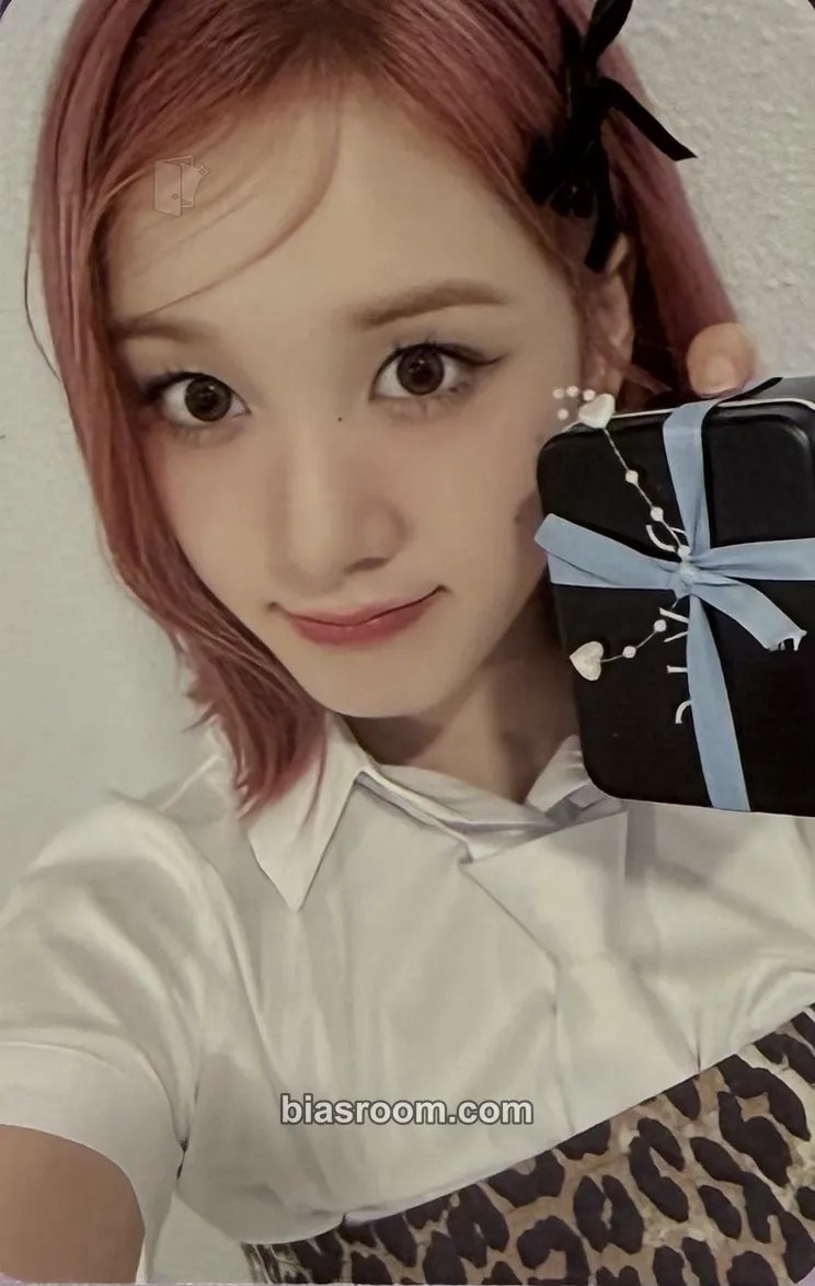 J Metamorphic Photocard - STAYC - STAYC K-pop photocard