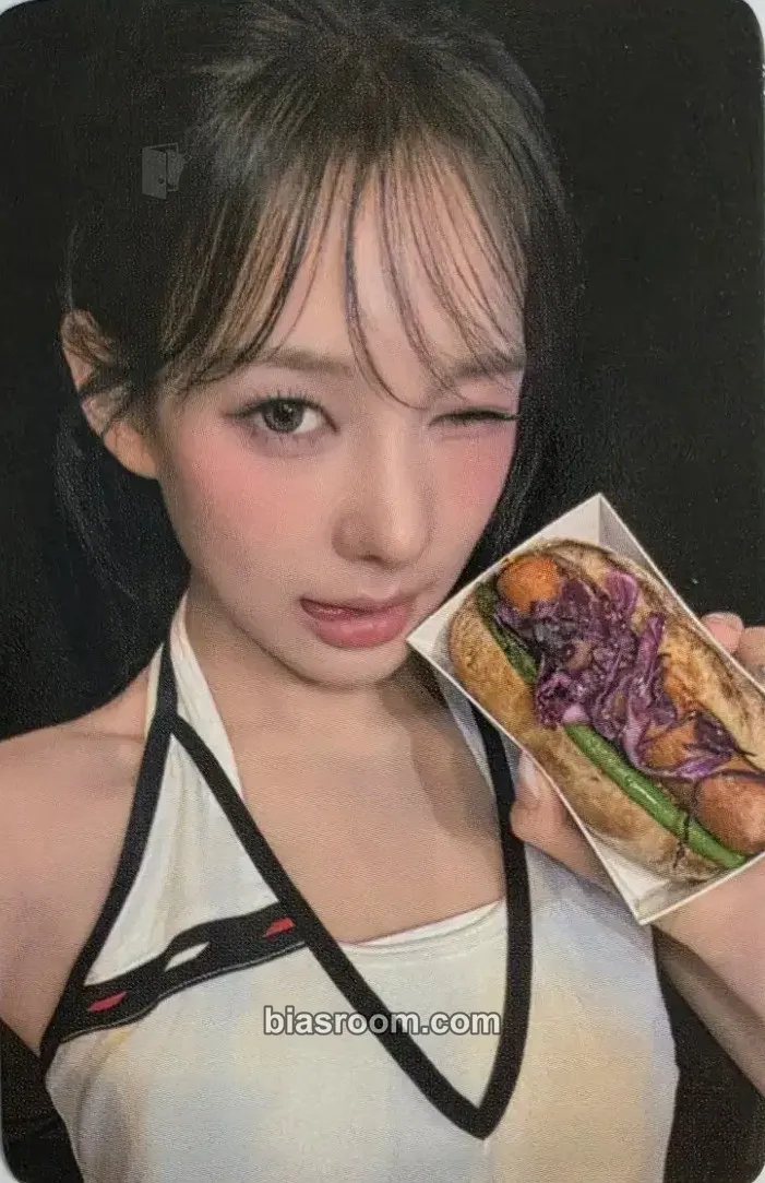 Ryu Sarang France Louvre Baguette x izna Photocard - izna - izna K-pop photocard