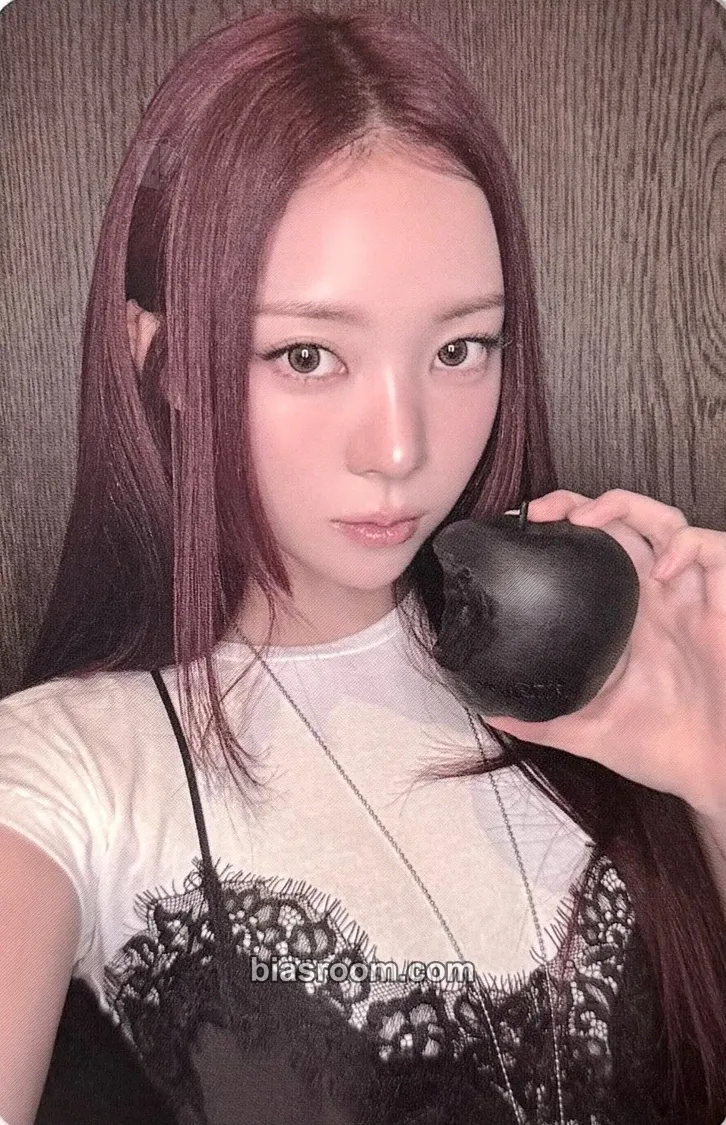 Narin BITE NOW Photocard - MEOVV - MEOVV K-pop photocard
