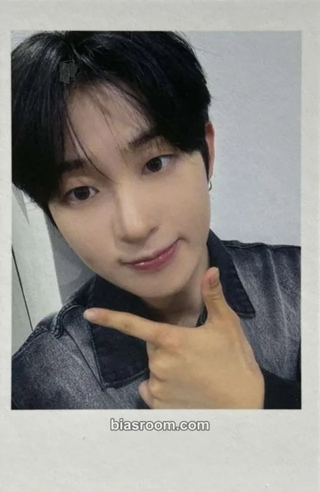 cmha16jm6004eld04a9w5q1pk Album photocard
