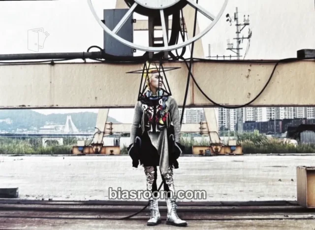 G-Dragon - G-Dragon - One of a Kind Album gold version postcard