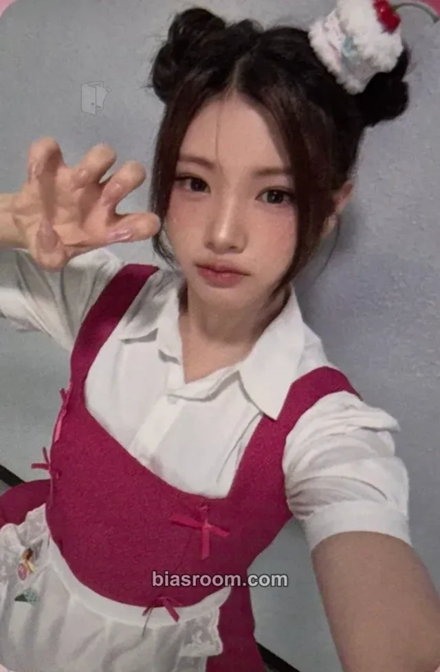 Baby DONT Cry - Yihyun - SBS Inkigayo MC Other inkigayo mc photocard broadcast