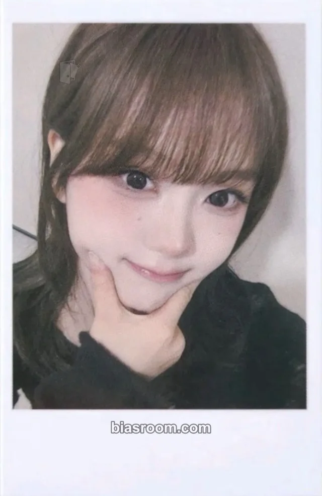 tripleS - Seoah - LOVE&POP pt.1 Album jump up fansign round 1 polaroid