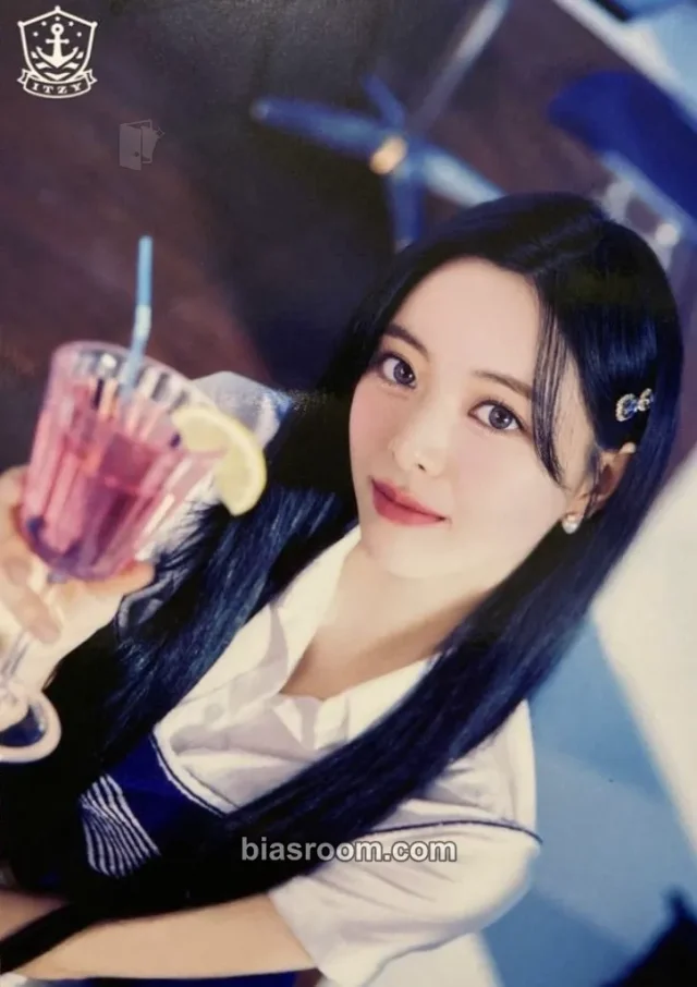 ITZY - Yuna - JYP JAPAN POPUP STORE 2023 Event japan pop-up merch photocard trading card non-standard size