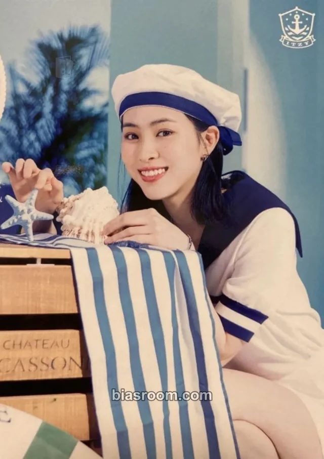 ITZY - Ryujin - JYP JAPAN POPUP STORE 2023 Event japan pop-up merch photocard trading card non-standard size