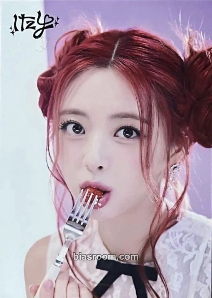 Yuna JYP JAPAN POPUP STORE 2024 Photocard - ITZY - ITZY K-pop photocard