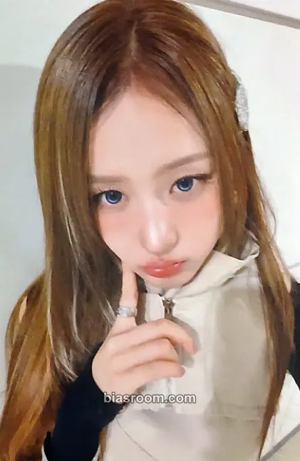 Liuyin Heart Byte : LEGACY Photocard - HEART OF WOMAN - HEART OF WOMAN K-pop photocard