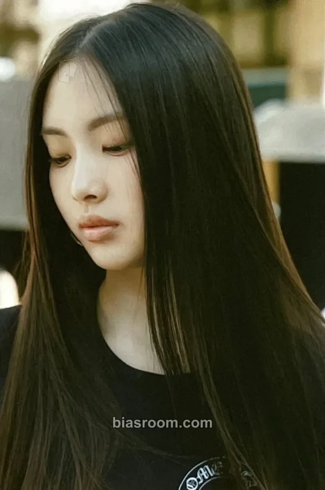 NewJeans - Hyein - NewJeans 1st EP “New Jeans” Album photo set photo print B version version 2