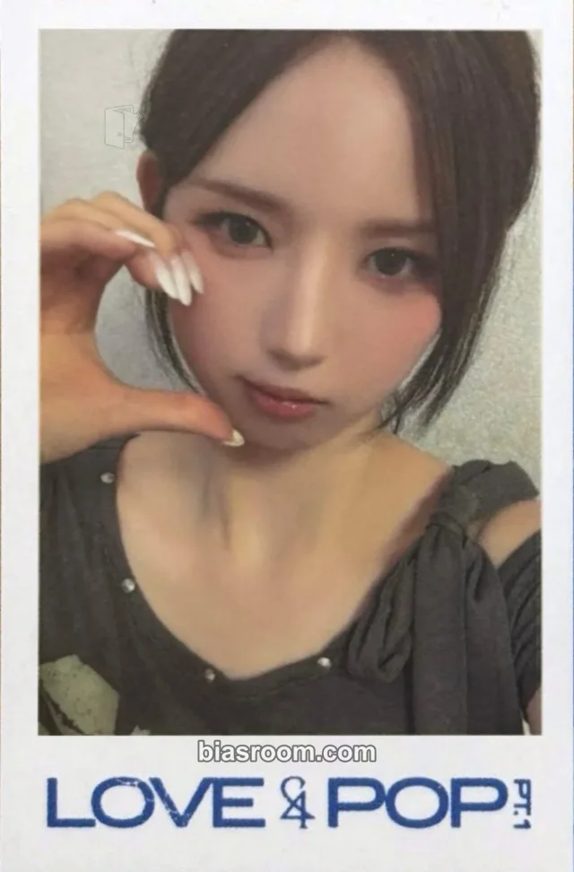 tripleS - Jiwoo - LOVE&POP pt.1 Album everline fansign round 1 polaroid