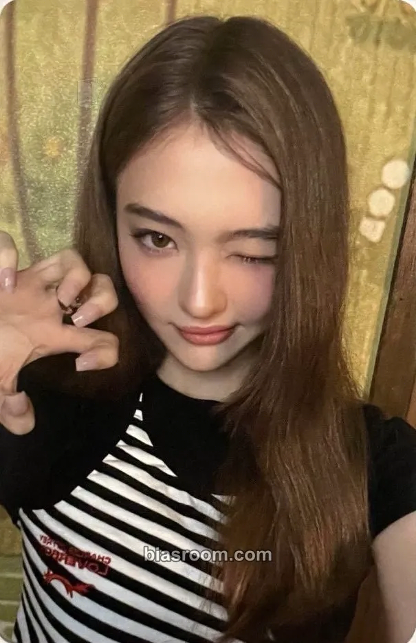 Ella MY EYES OPEN VVIDE Photocard - MEOVV - MEOVV K-pop photocard