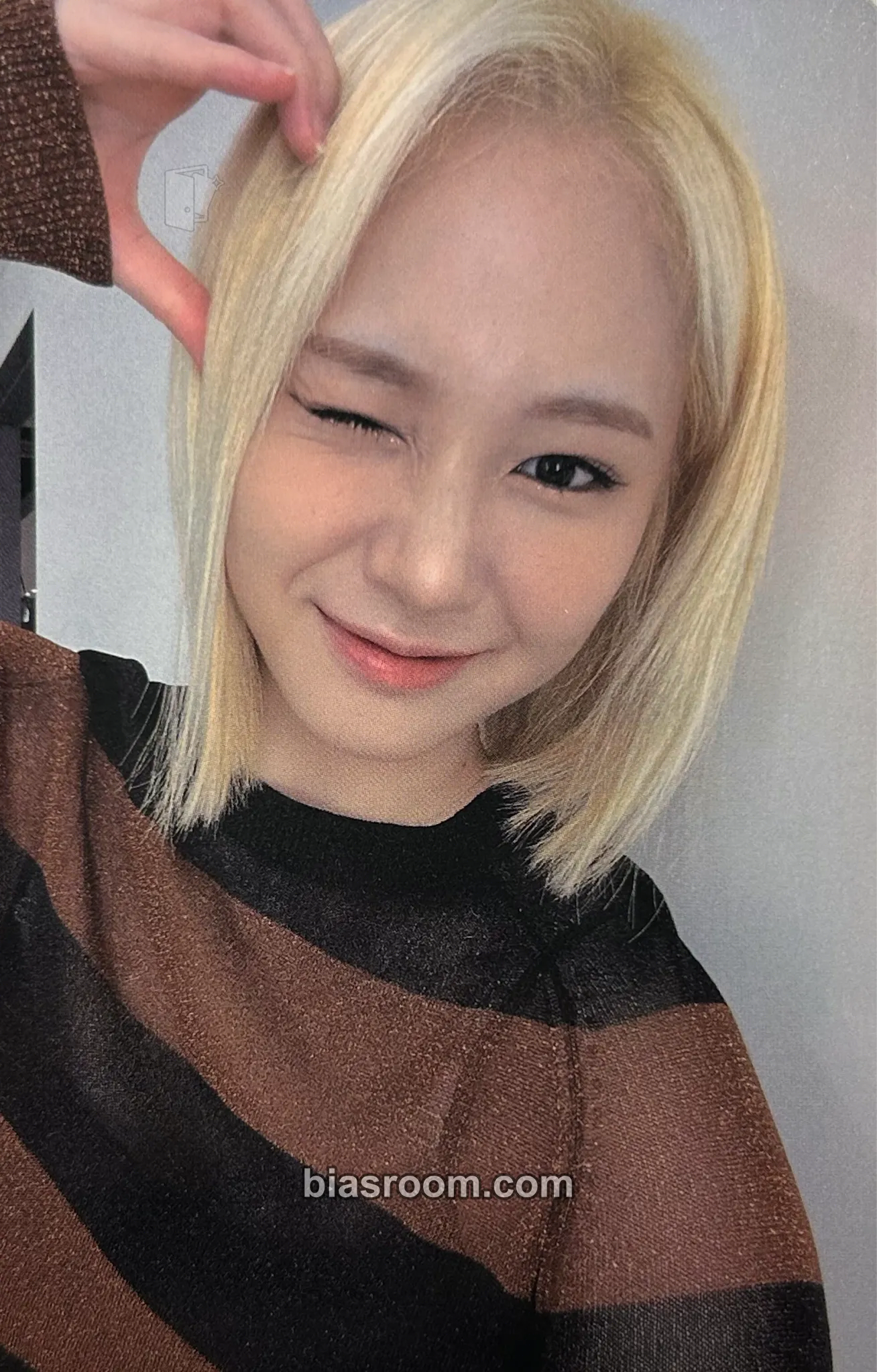 Mia EVERGLOW SOUTHEAST ASIA TOUR Photocard - EVERGLOW - EVERGLOW K-pop photocard