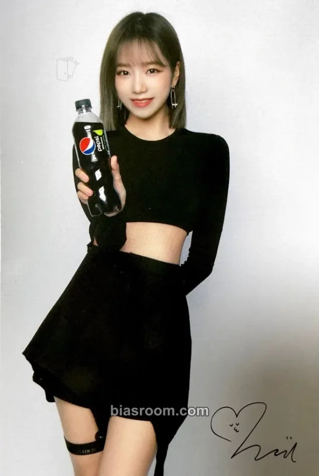 IZ*ONE - Jo Yuri - ZERO:ATTITUDE Album postcard
