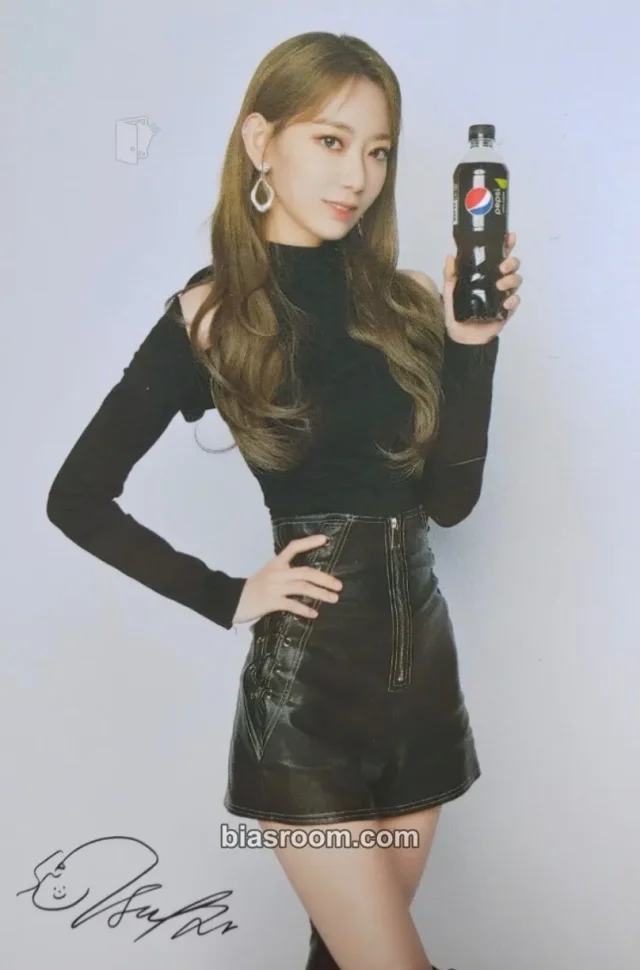 IZ*ONE - Sakura - ZERO:ATTITUDE Album postcard