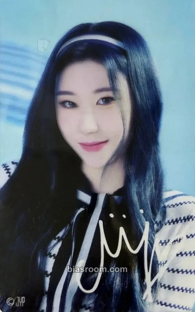 ITZY - Chaeryeong - JYP JAPAN POPUP STORE 2023 Event merch photocard purchase benefit pop-up transparent/translucent