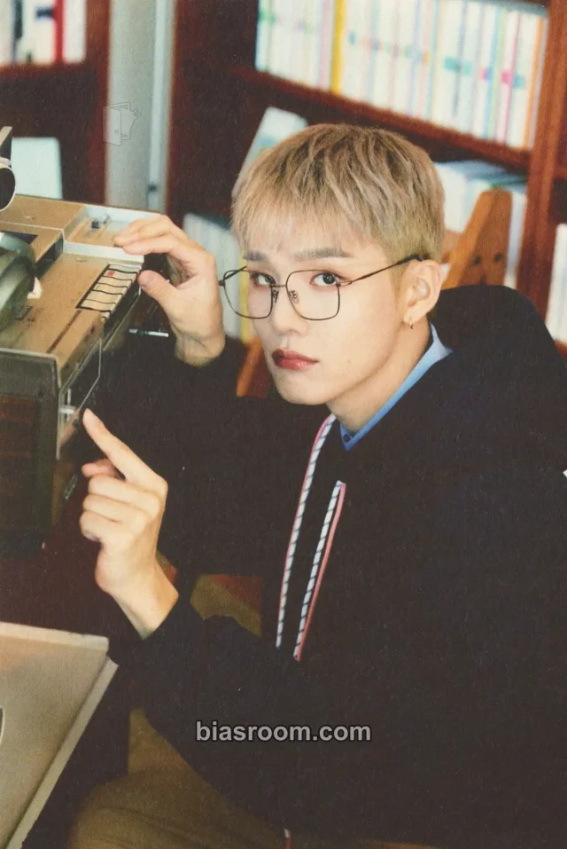 CIX - Seunghun - 2023 Seasons Greetings Other kit inclusion season's greetings postcard