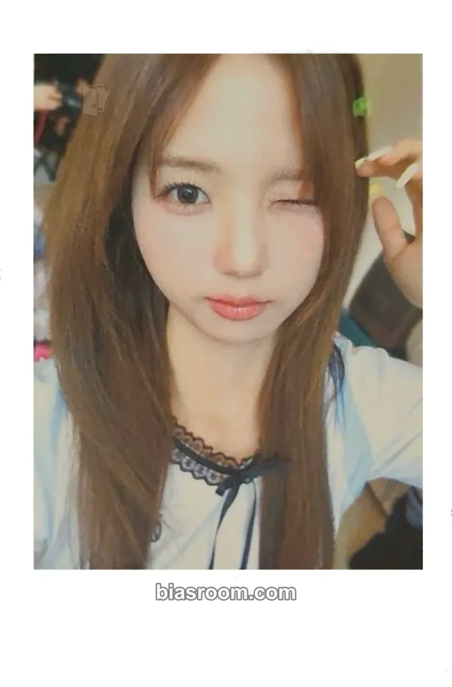 tripleS - Jiwoo - LOVE&POP pt.1 Album withmuu/withdrama showcase polaroid