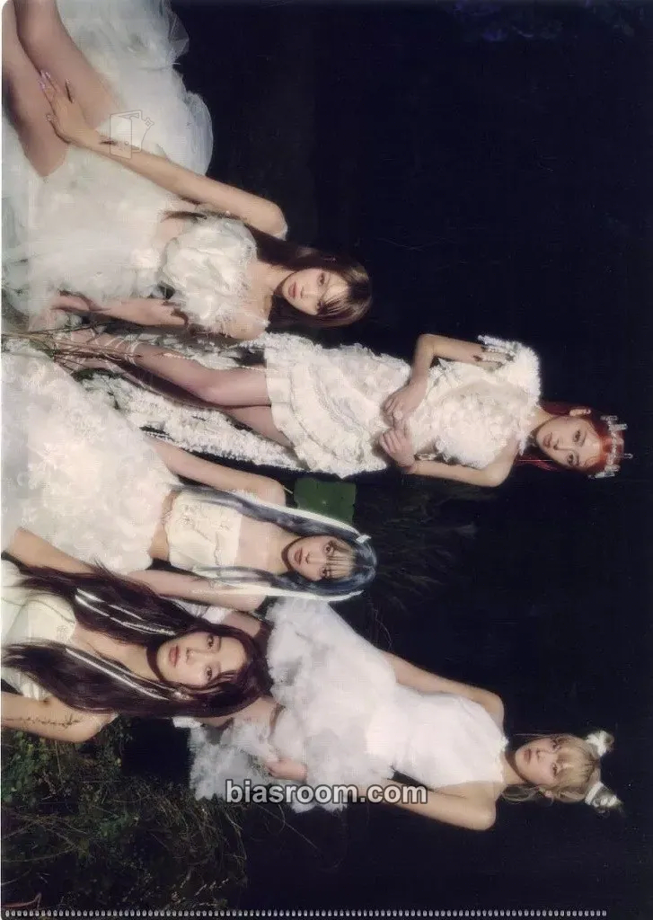 EASY Photocard - LE SSERAFIM - LE SSERAFIM K-pop photocard