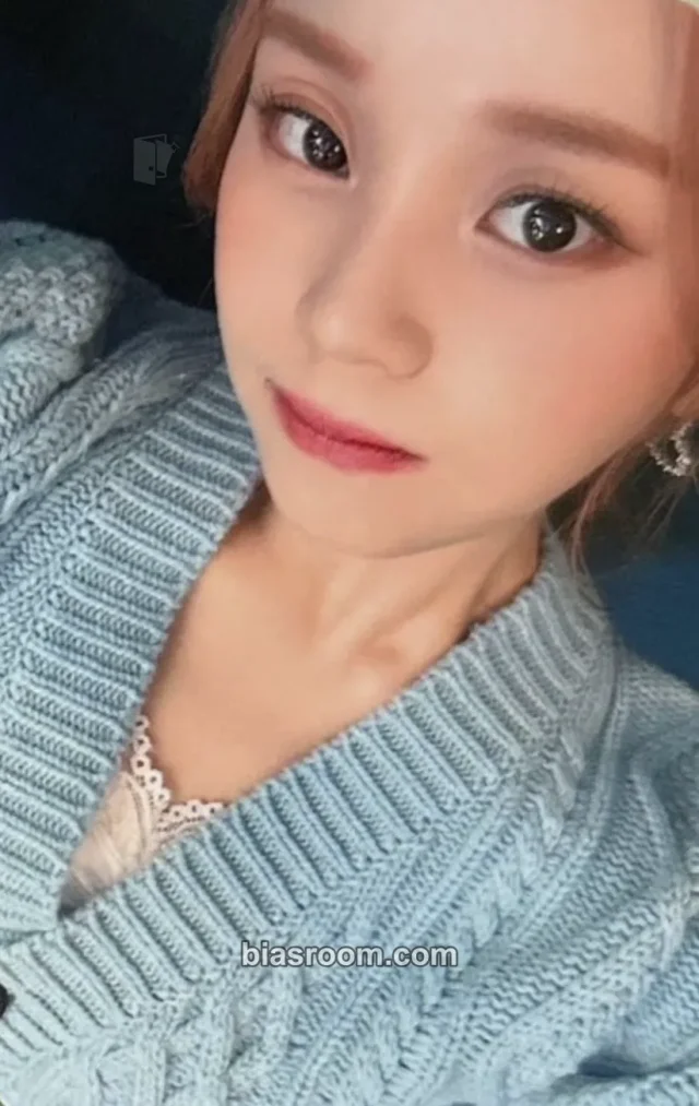 VIVIZ - Umji - A Vivacious Girls Club 2023 Season's Greetings Other ktown4u pob (pre-order benefit) season's greetings