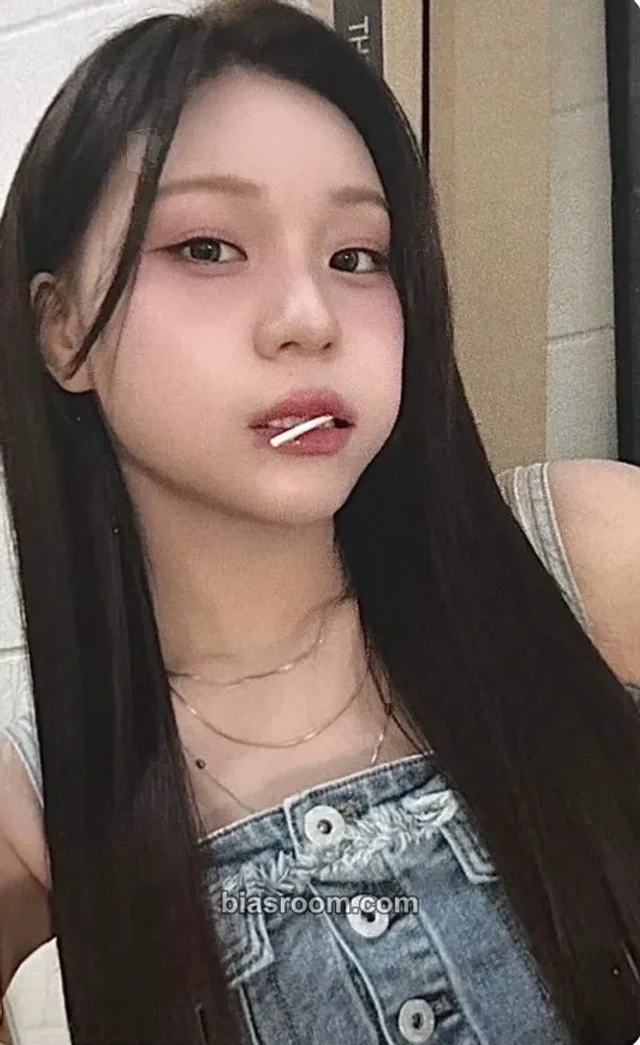 VIVIZ - Umji - 2026 Hangzhou Fanmeeting ‘Spring Whisper · 春日寄语’ Event merch photocard hand mirror