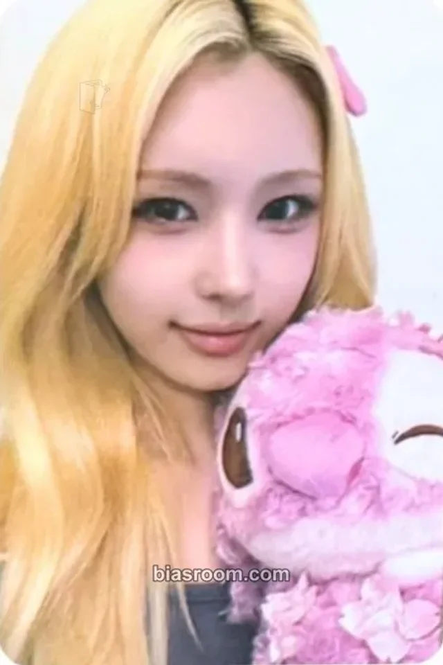 ifeye - Hwayeon - As If Album apple music fansign round 6 bad image - replace