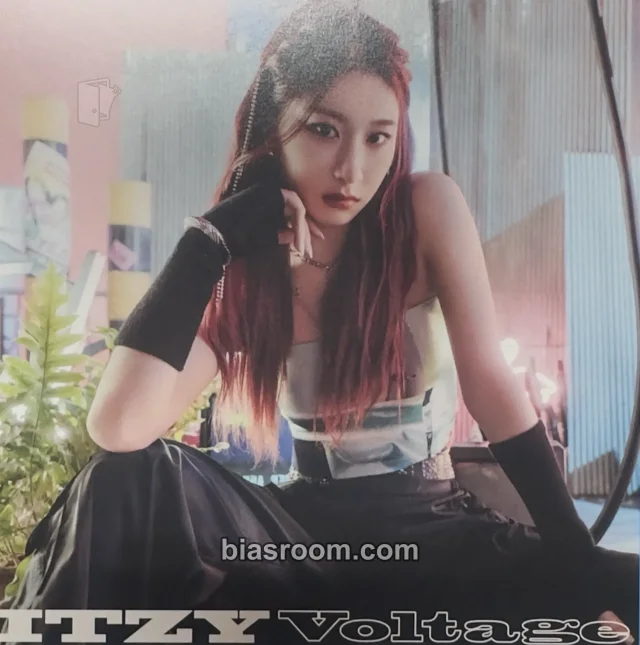 ITZY - Chaeryeong - Voltage Album postcard