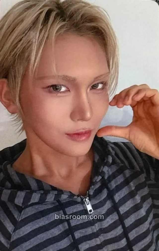 XLOV - Hyun - SERVING-X - 2026 XLOV Asia Tour Event merch photocard tokyo tour merch trading card