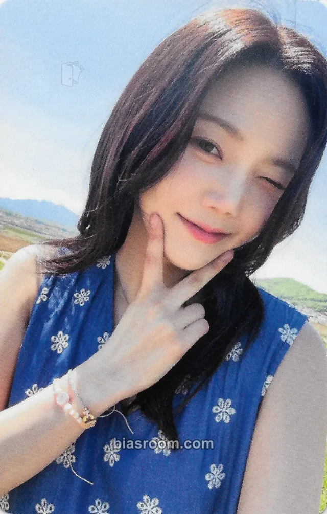 OH MY GIRL - Hyojung - Purple Note Album over the rainbow rbw cafe event