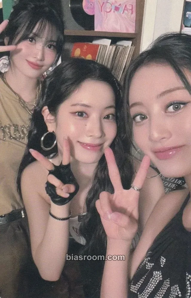 TWICE - Momo & Dahyun & Jihyo - Once Again (8th Anniversary) Event pin brooch merch photocard