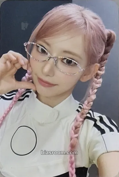 Sakura PUREFLOW pt.1 Photocard - LE SSERAFIM - LE SSERAFIM K-pop photocard