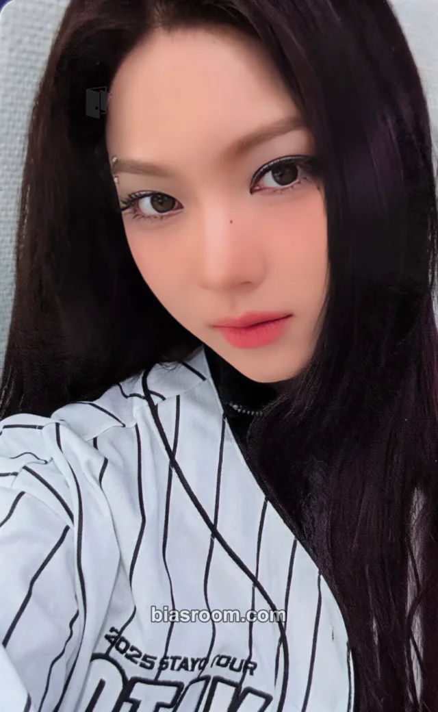 STAYC - Isa - STAY TUNED World Tour Event merch photocard baseball jersey