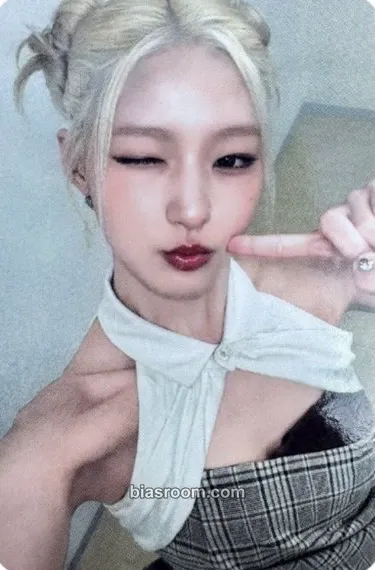 Haneul SWEAT Photocard - KISS OF LIFE - KISS OF LIFE K-pop photocard