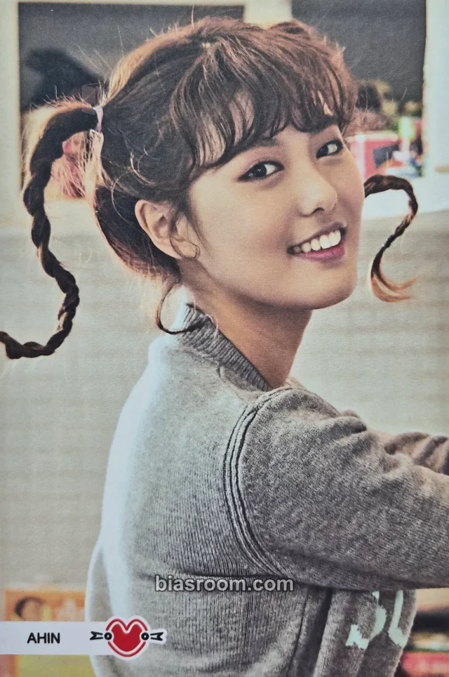 MOMOLAND - Ahin - MOMOLAND The Best ~Korean Ver.~ Album postcard