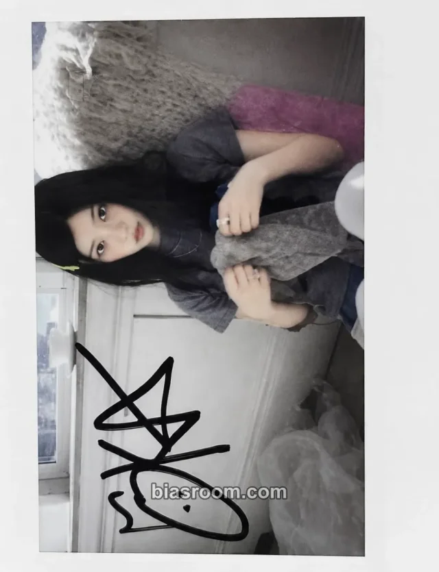 ILLIT - Moka - MAMIHLAPINATAPAI Album withfans / yizhiyu (yzy) polaroid round 1 winner benefit printed signature