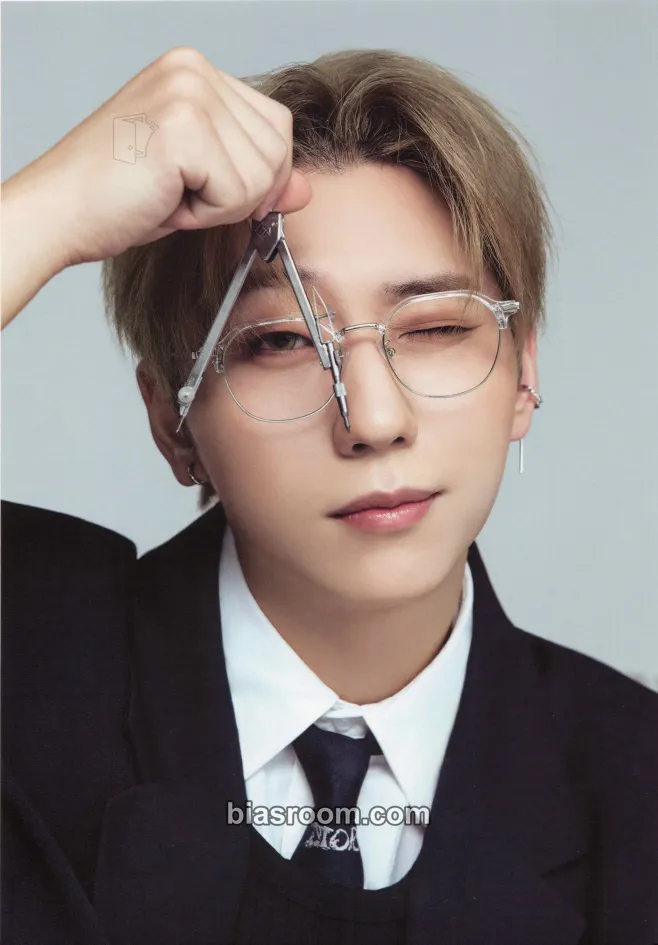 Gunil 2026 Season's Greetings - SUPER NORMAL Photocard - Xdinary Heroes - Xdinary Heroes K-pop photocard