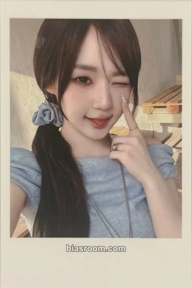 tripleS - Seoyeon - LOVE&POP pt.1 Album jump up showcase polaroid