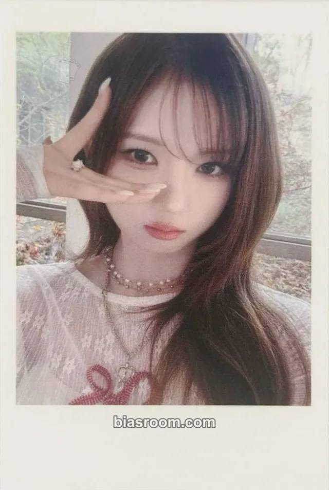 tripleS - Jiwoo - LOVE&POP pt.1 Album jump up showcase polaroid