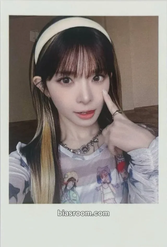 tripleS - Kotone - LOVE&POP pt.1 Album jump up showcase polaroid