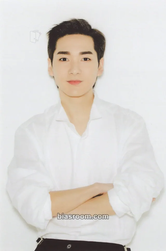 NU'EST - Aron - HYBE 2021 New Year's Eve Livestream Event merch inclusion postcard special event new years event