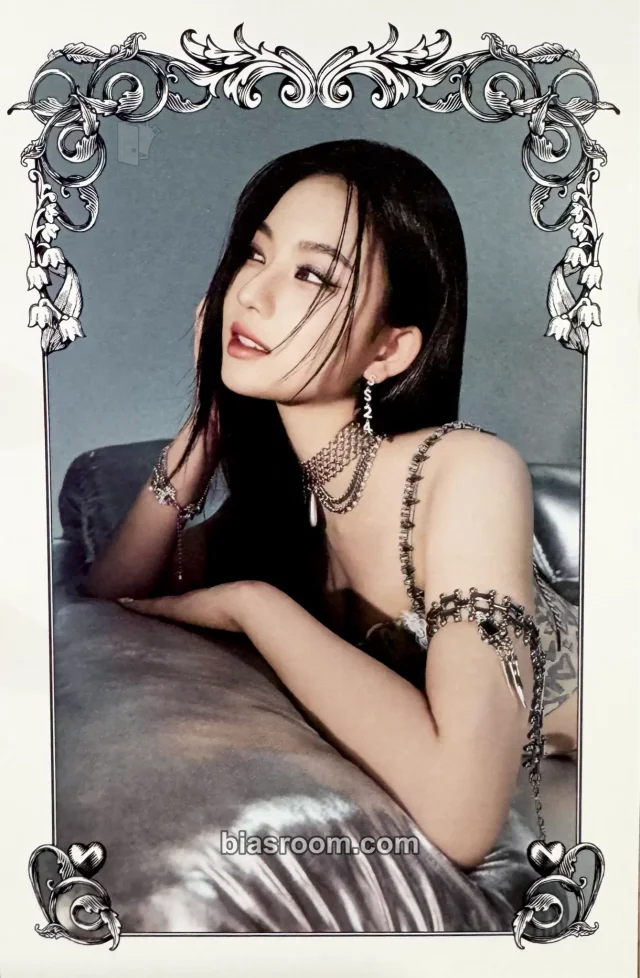 STAYC - Isa - Metamorphic Album postcard album inclusion icy version